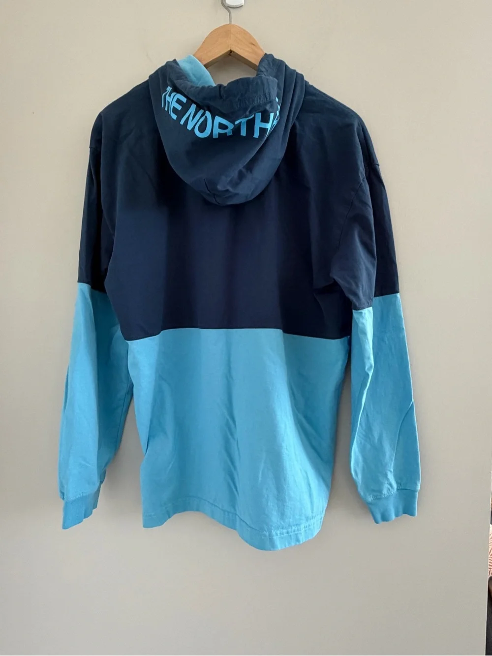 The North Face Men’s Medium Blue Colorblock Hooded Long Sleeve T Shirt Hoodie